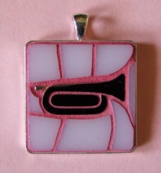 mozaieksieraad met roze glas en trompet van
zwart glas, 32 x 32 mm